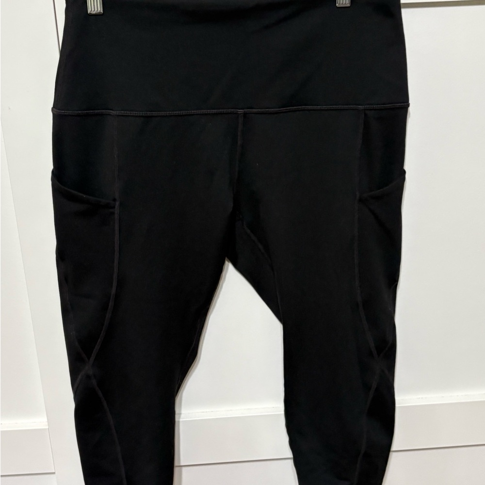 Ododos black cropped leggings with side pockets.